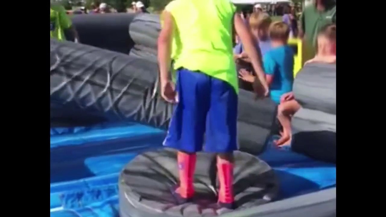 Un enfant dans jeu d'obstacles
