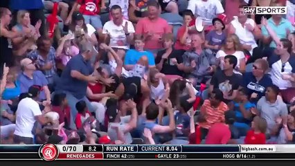 Tribüne Gelen Topu Yakalamak İçin İnsanların Üzerine Uçan Adam