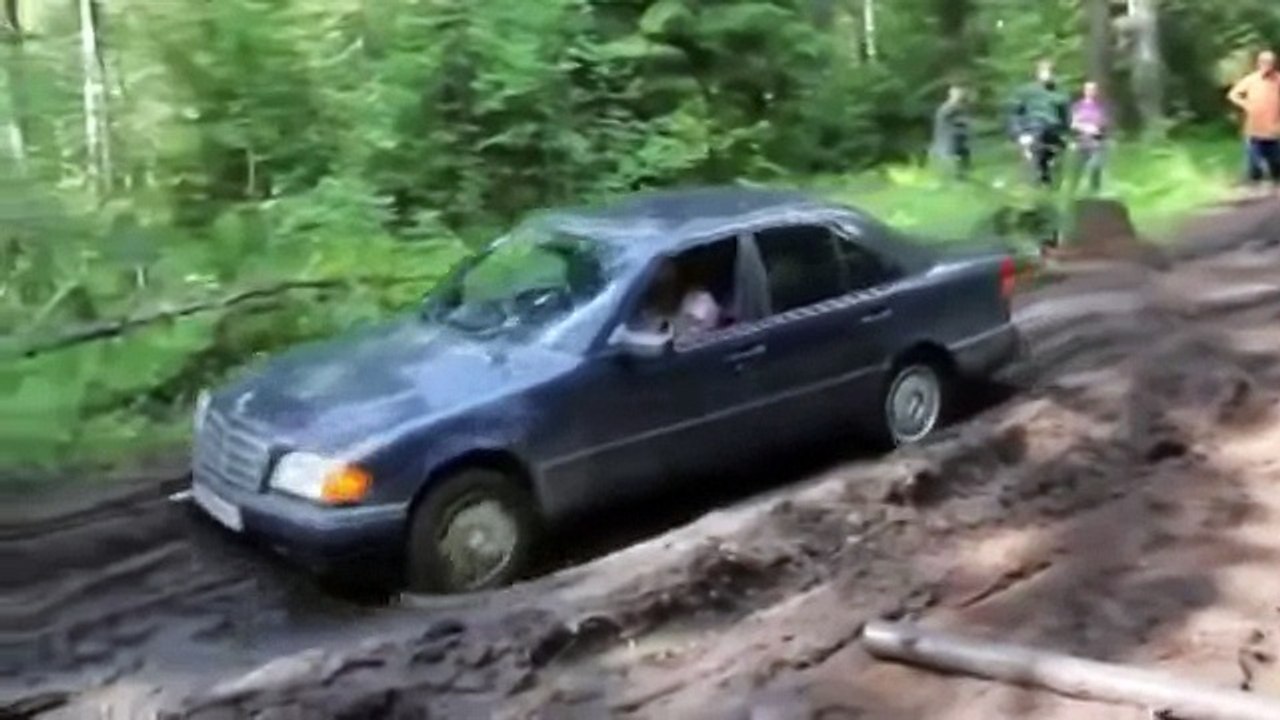 Off-road 4x4 Kia Sorento Helps VW Golf Nissan Almera Mercedes & Lada