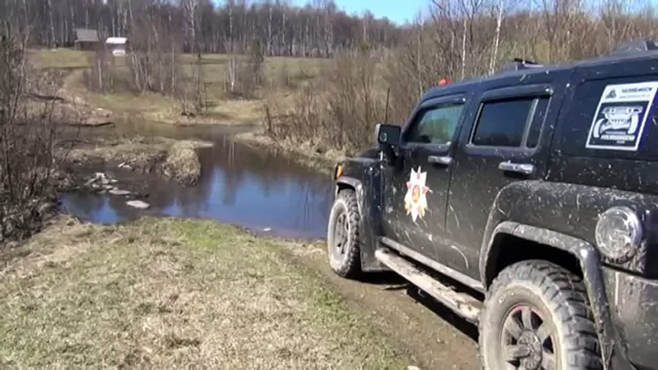 Off-road 4x4 Extreme Hummer H3 vs ATV Mud Water Crossing