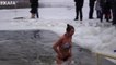 Des jolies filles plongent dans l'eau gelée en Ukraine