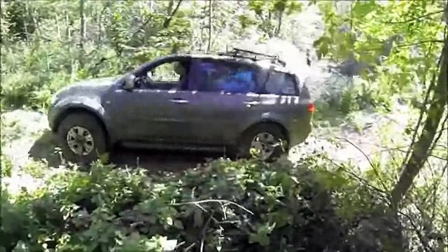 Off-road 4x4 Suzuki Vitara Mitsubishi Pajero Sport L200 Challenger