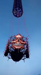 La pire idée de l'année : attacher des milliers de feux d'artifice à un ballon d'hélium