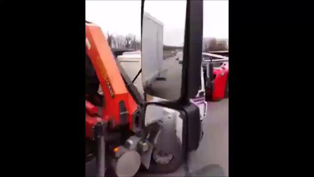 Accident très coûteux! Crash d'un camion transportant des voitures de luxe