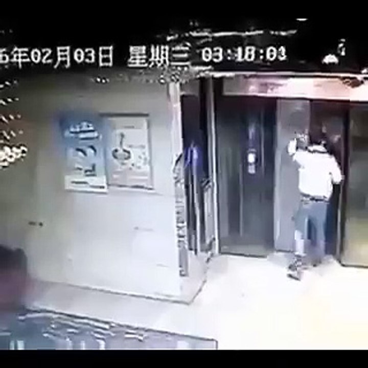 Un idiot s'énerve contre un ascenseur