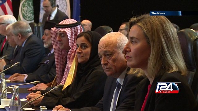 Aid convoys enter besieged Syrian towns