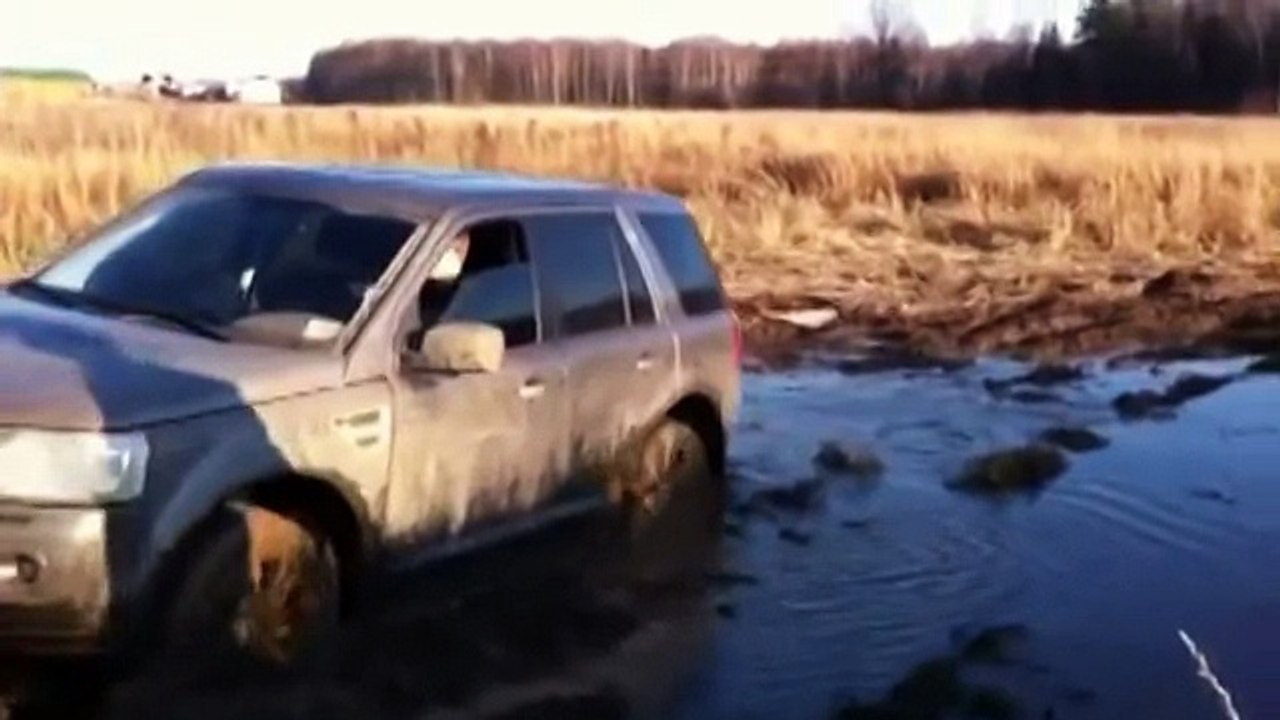 Off-road Land Rover Freelander 2 Extreme Mudding Action