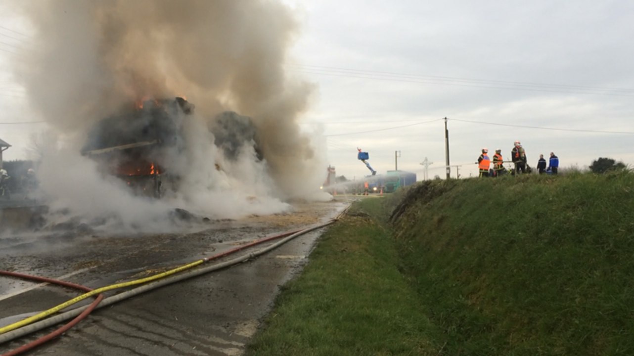 Un poids lourd chargé de paille en feu