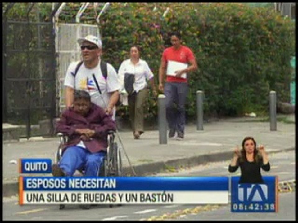 Esposos necesitan una silla de ruedas y un bastón