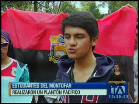 Estudiantes del Montúfar realizaron un plantón pacífico