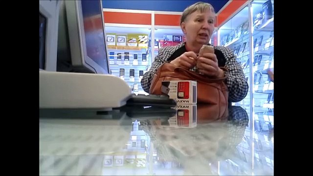 Бабка в салоне сотовой связи