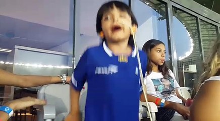 Matheus acompanha cantos da torcida cruzeirense na partida contra o Flu