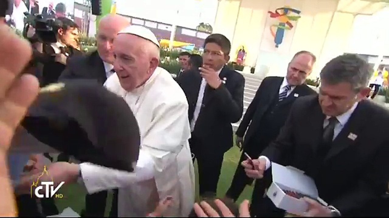 Papa Francesco strattonato da un fedele
