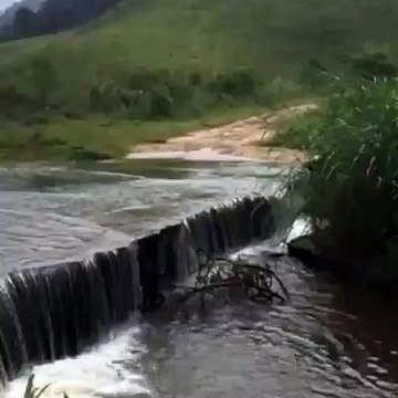 Il crash son quad dans son ami après avoir traverser une flaque d'eau trop vite..
