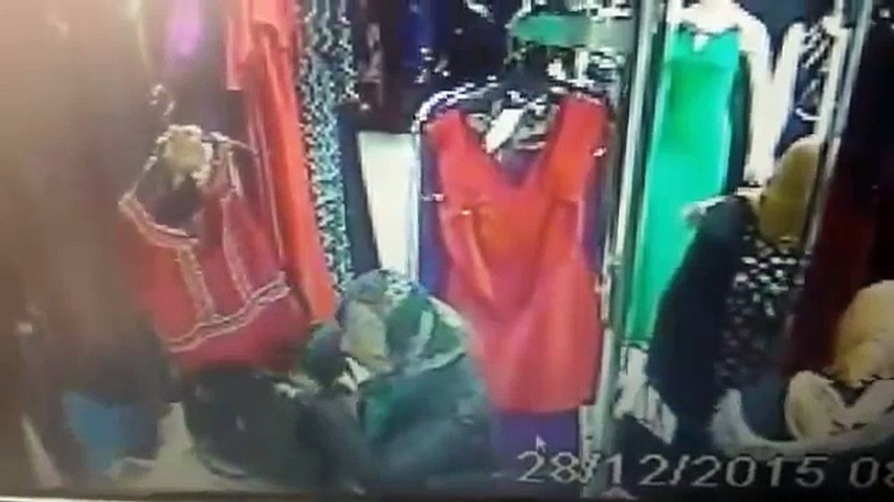 _لحظة سرقة هاتف ثمين و ألفان جنيه من شنطة زبونة__