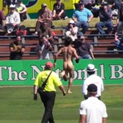 Son défi est de traverser tout nu un terrain durant un match de cricket