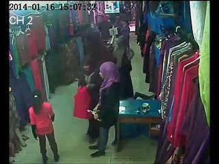 _(ام عبايه ومعها ولد) سرقه في محل ملابس__