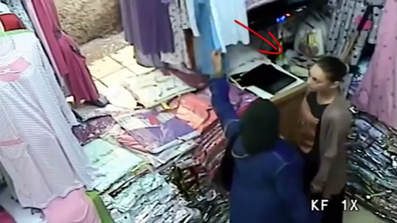 فتاة تسرق إيراد محل وتضعه بحاملة الصدر