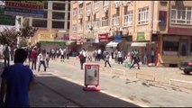 Kızıltepe ilçesinde göstericiler kaymakamlık binasına saldırdı