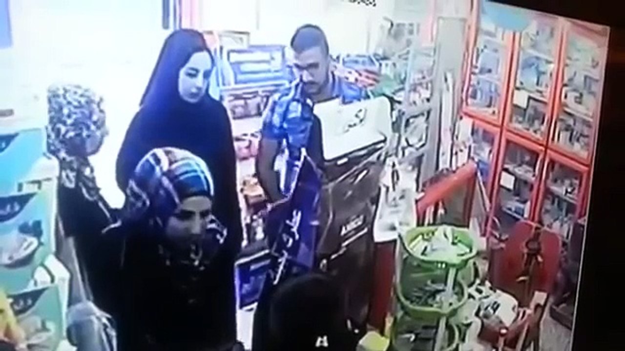 _تفتيش 3 فتيات حاولن سرقة معروضات من داخل صيدلية__