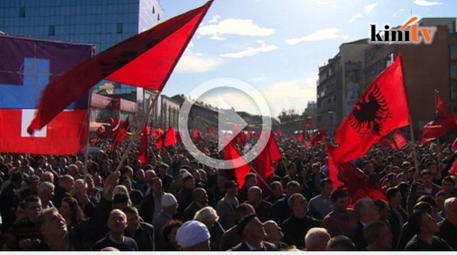 Penunjuk perasaan desak kerajaan letak jawatan