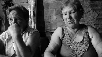 Miñas tías Mercedes e Pilar falando sobre a familia