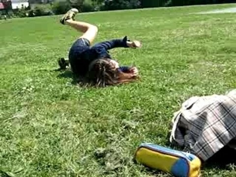 Roulades dans l'herbe