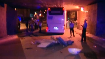 Yanlış yola giren yolcu otobüsü köprüde sıkıştı