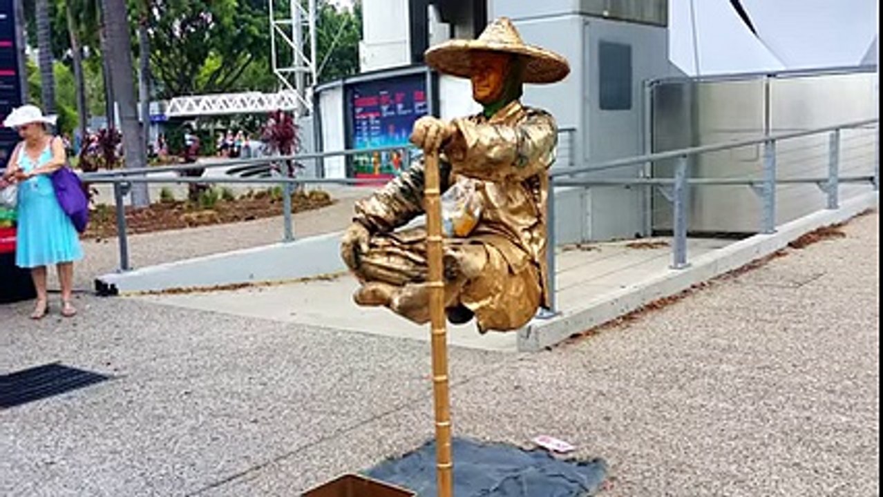Amazing street performer!! Must see to believe! - YouTube
