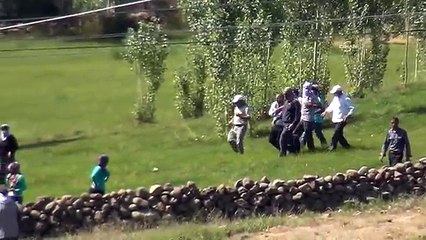 Muş’ta yol kesen göstericiler, 1 mazot tankeri ile 2 sivil aracı yaktı