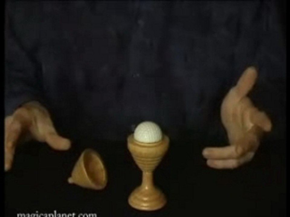 Tour de magie : coquetier en bois