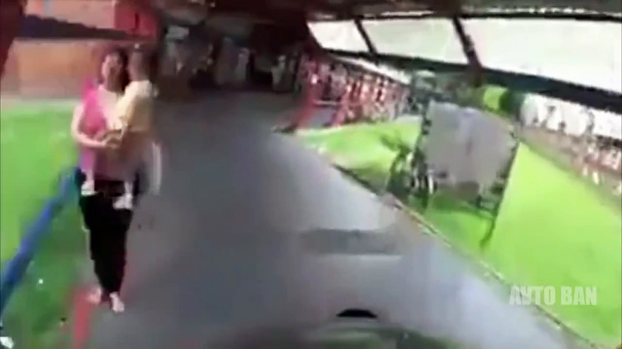 COP in the SUBWAY on a MOTORCYCLE caught the bad guy Motorcycle Cop Saves The Day || AVTO BAN