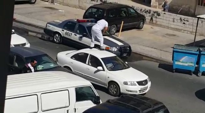 Il envoie un high-kick dans le visage d'un policier