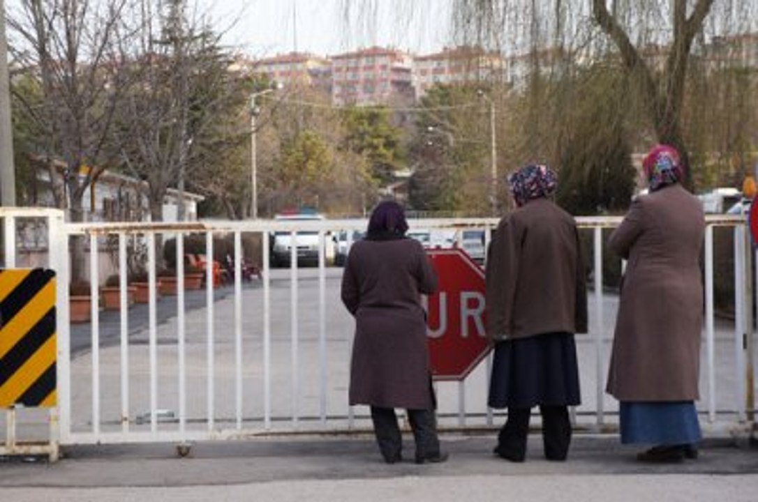 Adli Tıp Önünde Acı Bekleyiş! Ailelerin Feryatları Yürek Dağladı