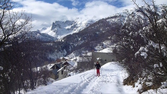 Bergerie du Rocher Blanc avec des skis de randonnée