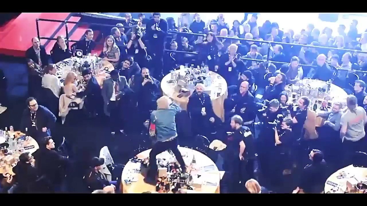 Le chanteur de Bring Me The Horizon Oli Sykes détruit la table de Coldplay au NME Awards