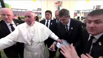 Le pape François déséquilibré par un bain de foule se met en colère