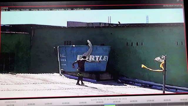 Adolescentes tomam banho em caixa dágua de projeto social na Serra