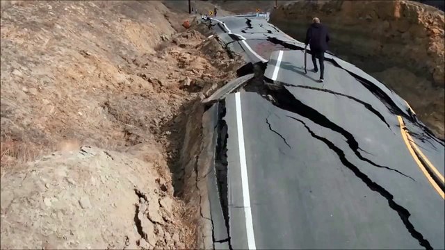 El skater que adora hacer piruetas en la carretera del terremoto