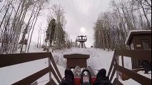 Mieux que les montagnes russes : descente d'une piste de ski sur un karting sur rail!