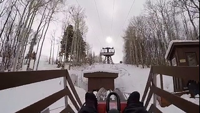 Mieux que les montagnes russes : descente d'une piste de ski sur un karting sur rail!