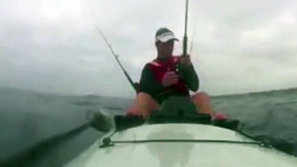 El susto brutal de un tiburón a este pescador