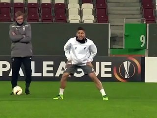 Jurgen Klopp nutmegs Roberto Firmino in Liverpool training (FULL HD)