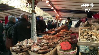 Last-minute shoppers hit Paris markets on quiet Christmas eve