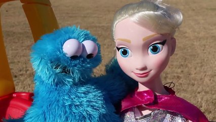 My Size Frozen Elsa Car Crash☺Cookie Monster Cozy Coupe Elsa in Barbie Princess Costume