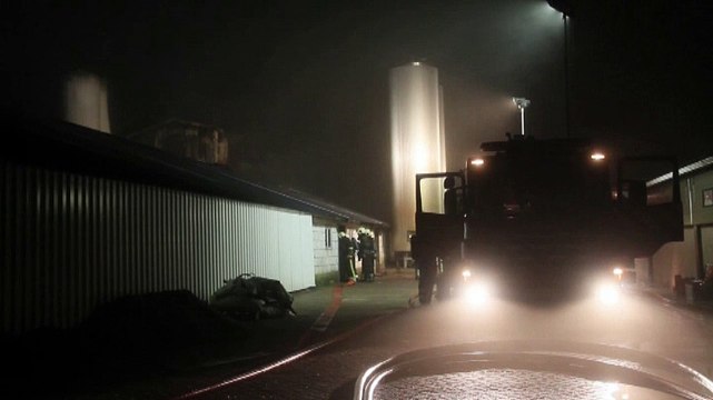 Beelden: Felle brand legt veeschuur Sebaldeburen in as - RTV Noord