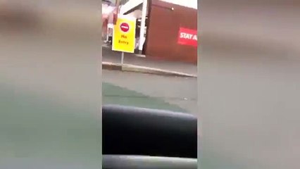 Elle promène son "homme" en laisse car elle « adore humilier les hommes »