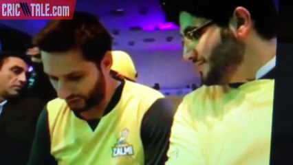 Shahid Afridi on Watta Bowling by Kevin Coper