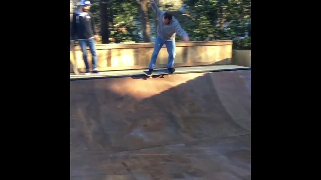 Coroa de 52 anos mostra muita habilidade no skate