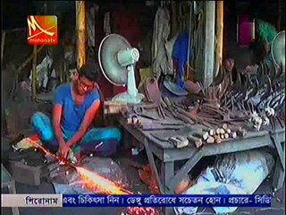 কুরবানী ঈদকে সামনে রেখে ব্যস্ত কামার পাড়া